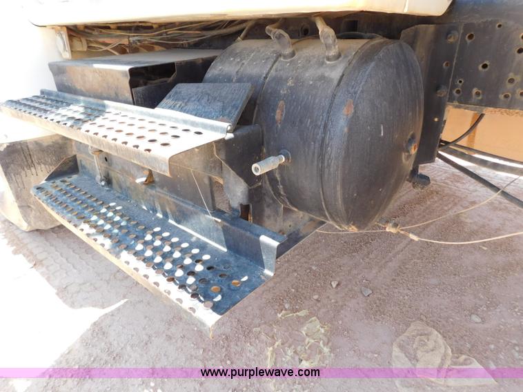 image for item L5916 2001 International 4900 flatbed truck