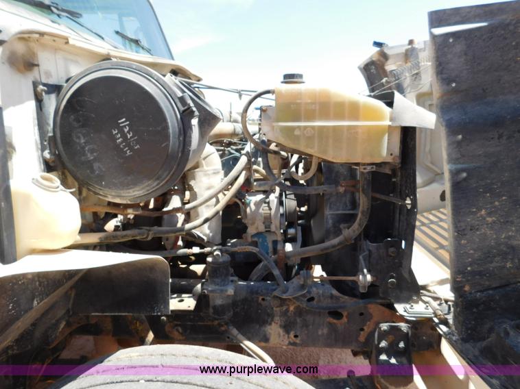 image for item L5916 2001 International 4900 flatbed truck