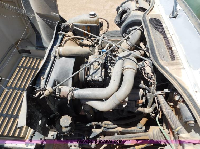 image for item L5916 2001 International 4900 flatbed truck