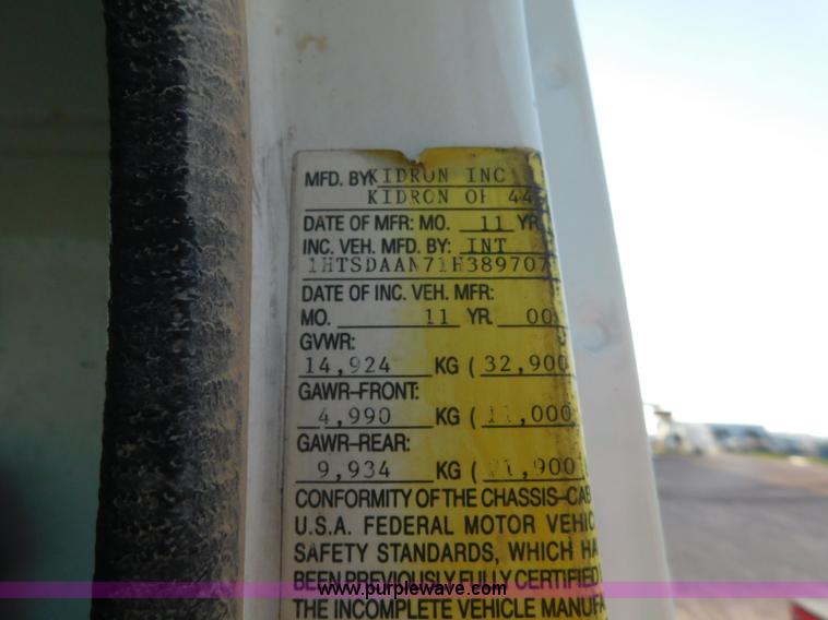 image for item L5916 2001 International 4900 flatbed truck