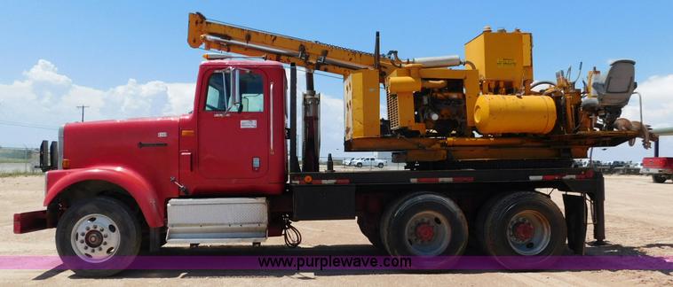 image for item L5919 1995 International F9370 pressure digger truck