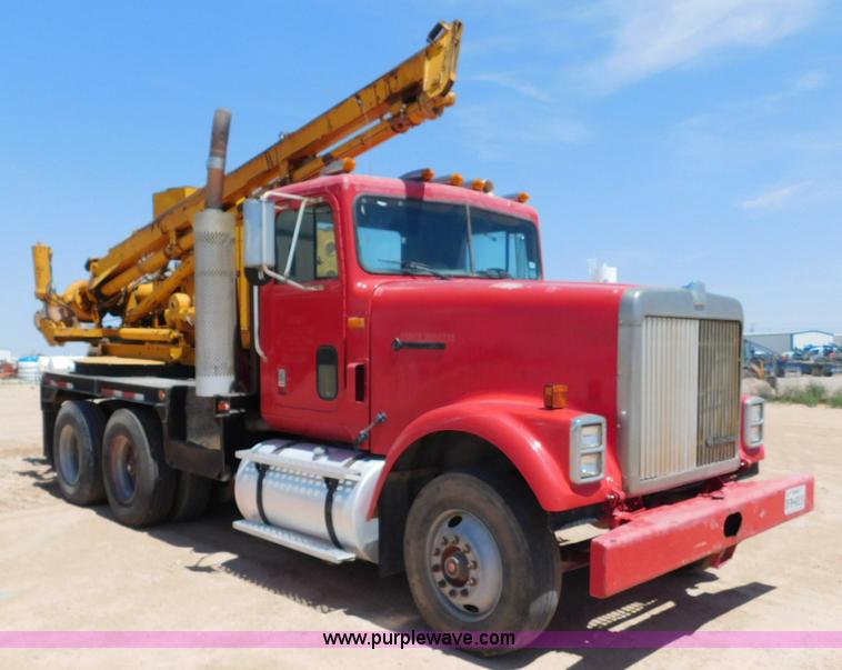 image for item L5919 1995 International F9370 pressure digger truck