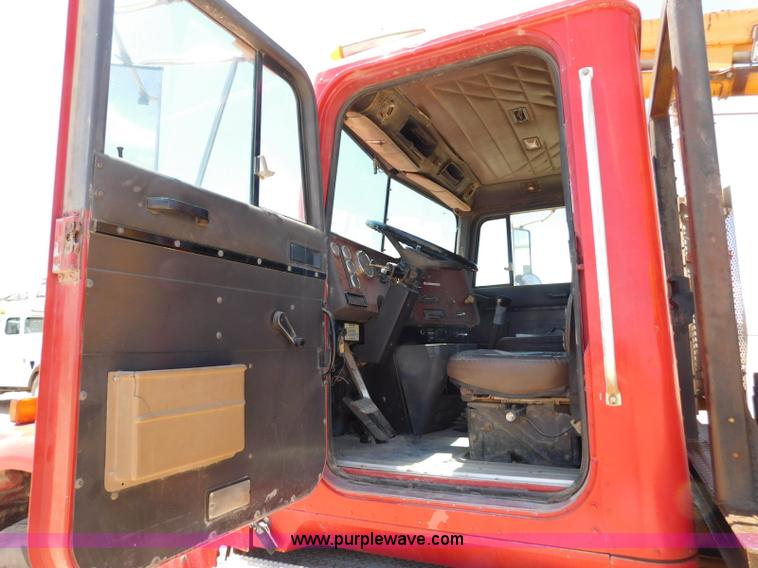 image for item L5919 1995 International F9370 pressure digger truck