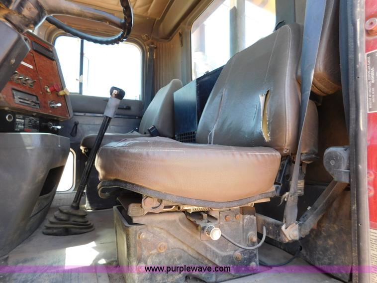 image for item L5919 1995 International F9370 pressure digger truck