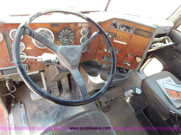 image for item L5919 1995 International F9370 pressure digger truck