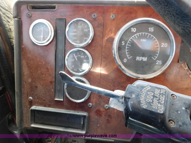 image for item L5919 1995 International F9370 pressure digger truck