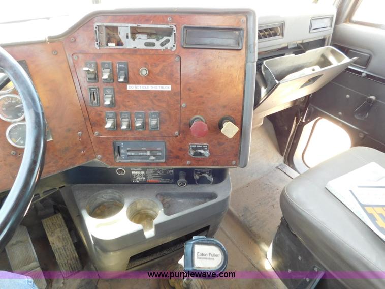 image for item L5919 1995 International F9370 pressure digger truck