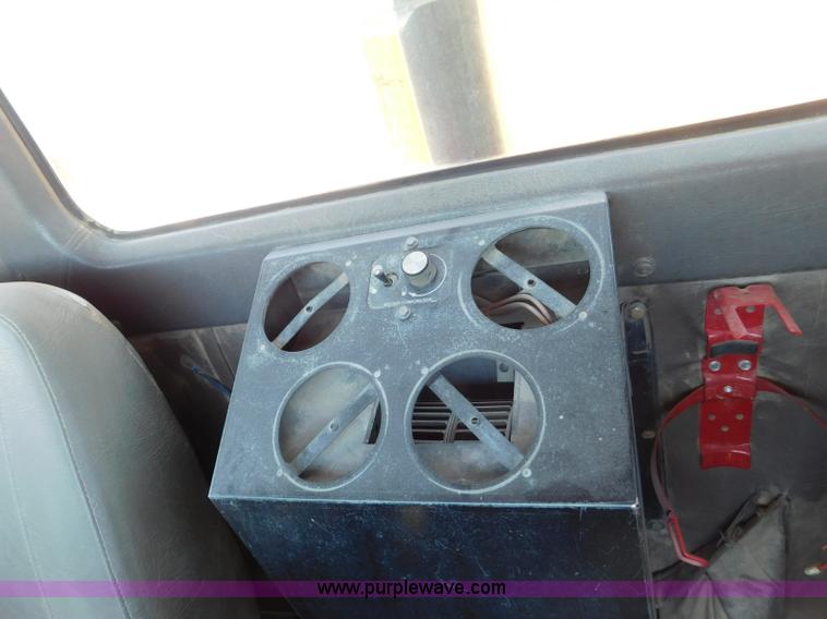 image for item L5919 1995 International F9370 pressure digger truck