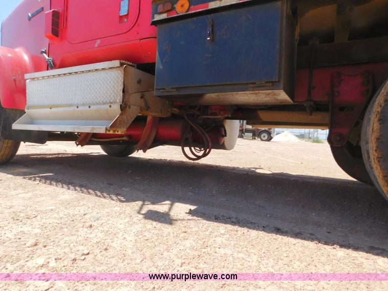 image for item L5919 1995 International F9370 pressure digger truck