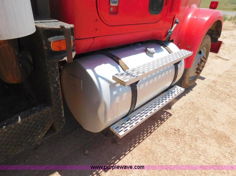 image for item L5919 1995 International F9370 pressure digger truck