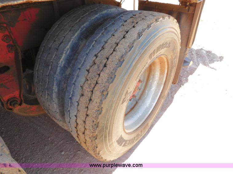 image for item L5919 1995 International F9370 pressure digger truck