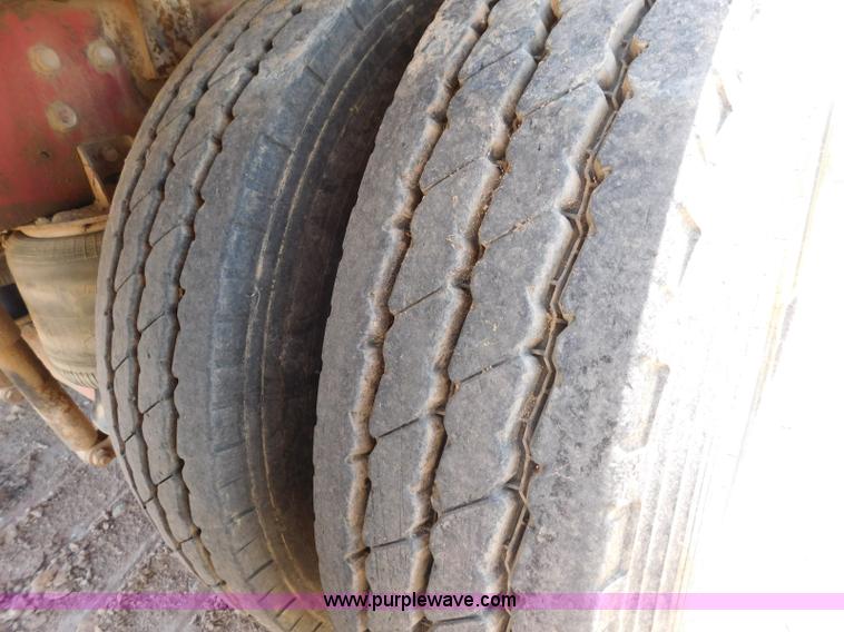 image for item L5919 1995 International F9370 pressure digger truck