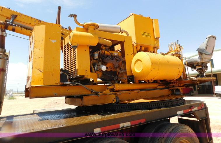 image for item L5919 1995 International F9370 pressure digger truck