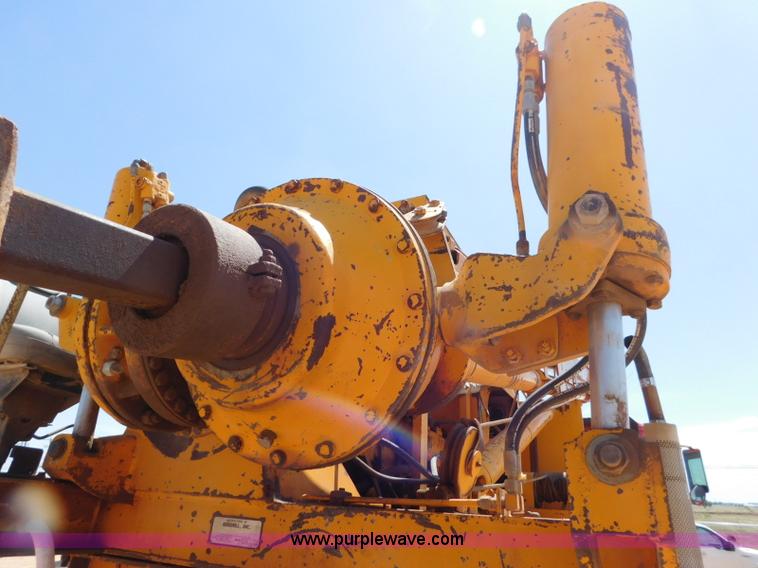 image for item L5919 1995 International F9370 pressure digger truck