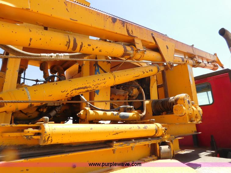 image for item L5919 1995 International F9370 pressure digger truck