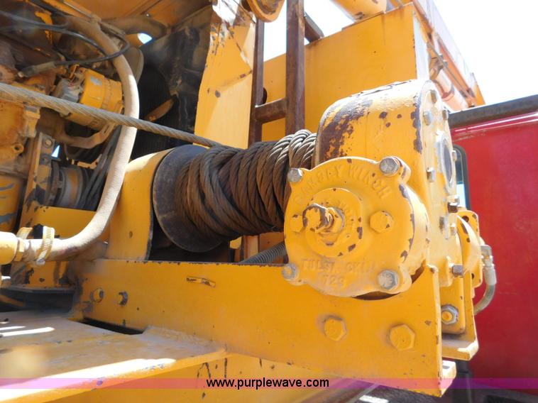 image for item L5919 1995 International F9370 pressure digger truck