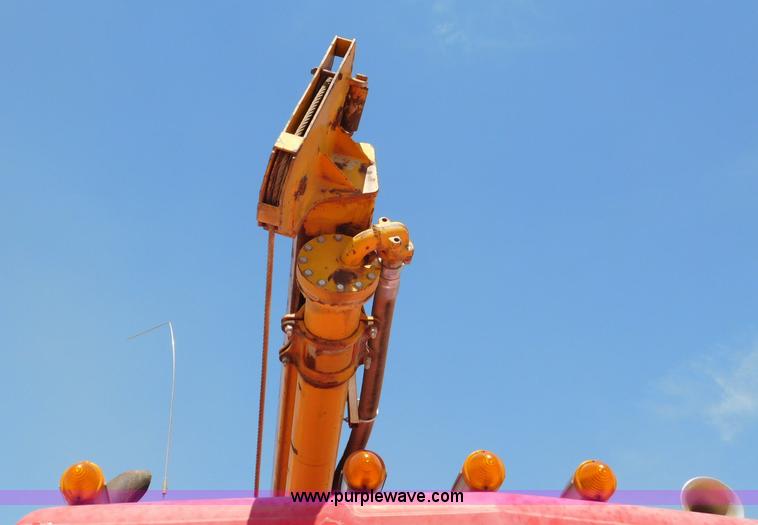 image for item L5919 1995 International F9370 pressure digger truck