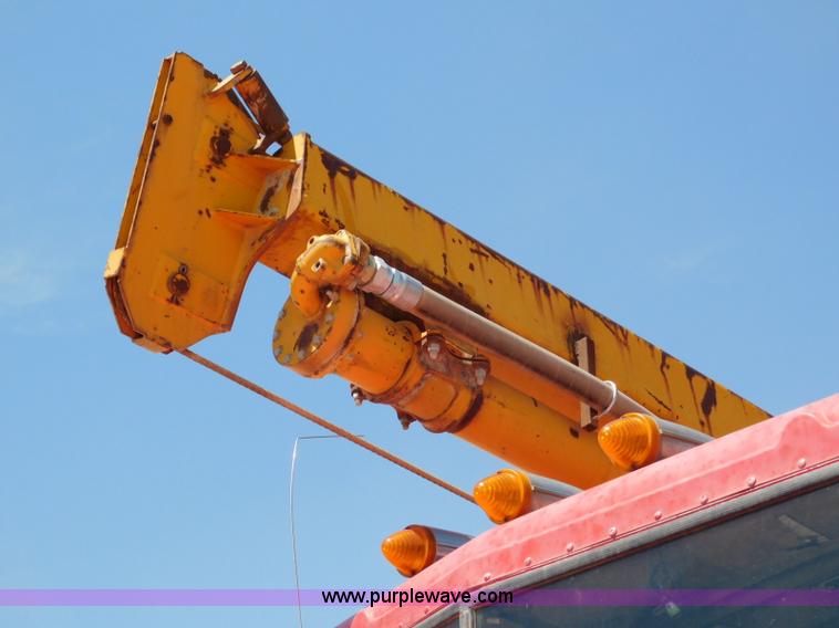 image for item L5919 1995 International F9370 pressure digger truck