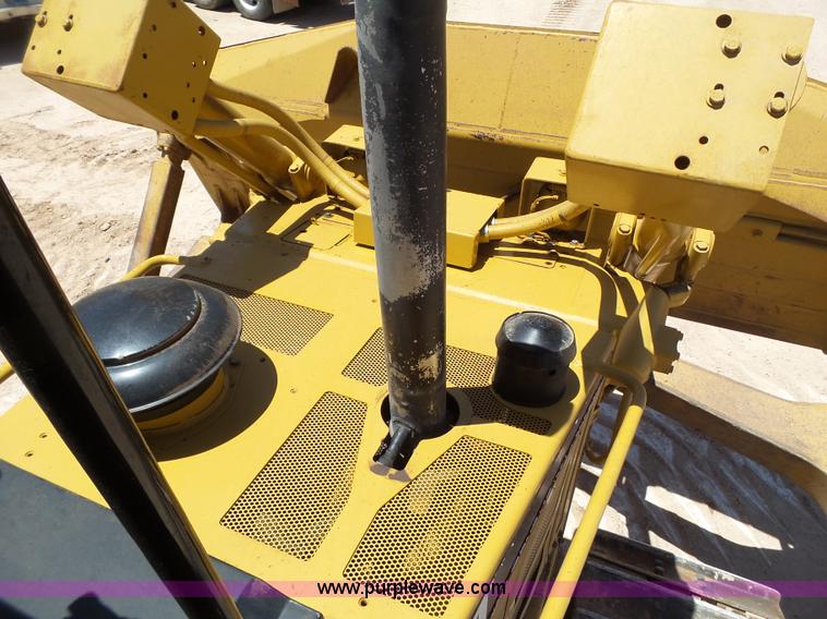 image for item L5922 2006 Caterpillar D6R XW Series III dozer