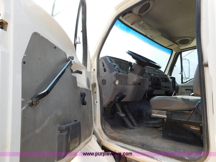 image for item L5929 1998 Ford LT8501 Louisville 101 pressure digger truck