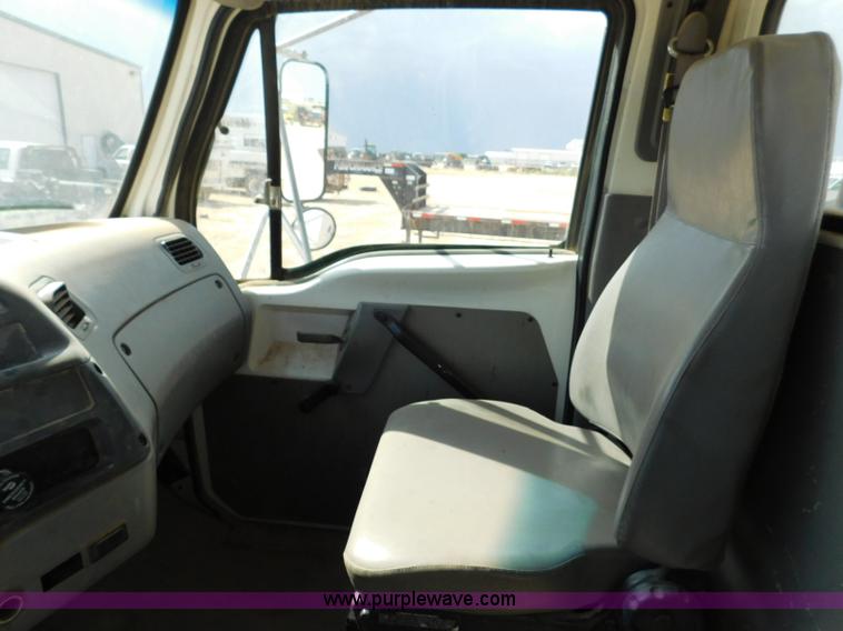 image for item L5929 1998 Ford LT8501 Louisville 101 pressure digger truck