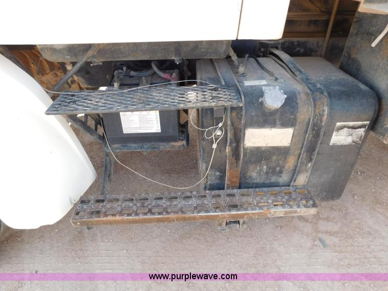 image for item L5929 1998 Ford LT8501 Louisville 101 pressure digger truck