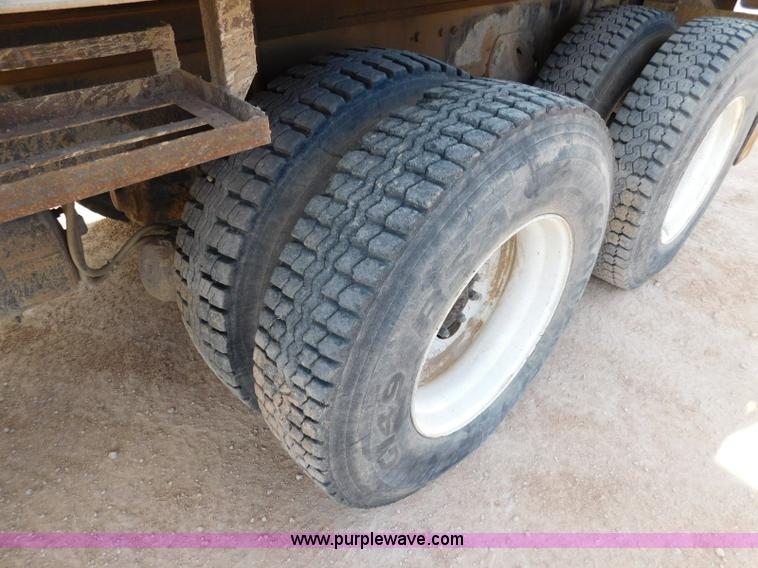 image for item L5929 1998 Ford LT8501 Louisville 101 pressure digger truck