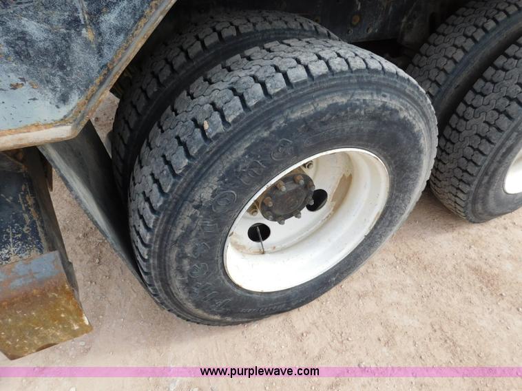 image for item L5929 1998 Ford LT8501 Louisville 101 pressure digger truck