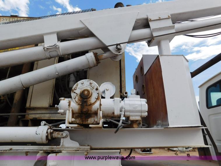 image for item L5929 1998 Ford LT8501 Louisville 101 pressure digger truck