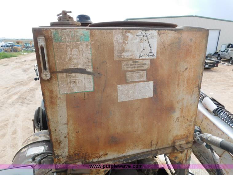 image for item L5929 1998 Ford LT8501 Louisville 101 pressure digger truck