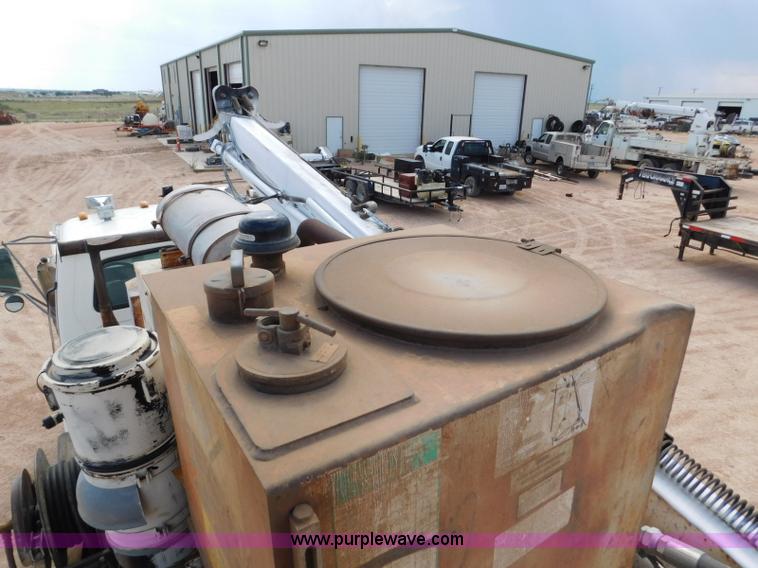 image for item L5929 1998 Ford LT8501 Louisville 101 pressure digger truck