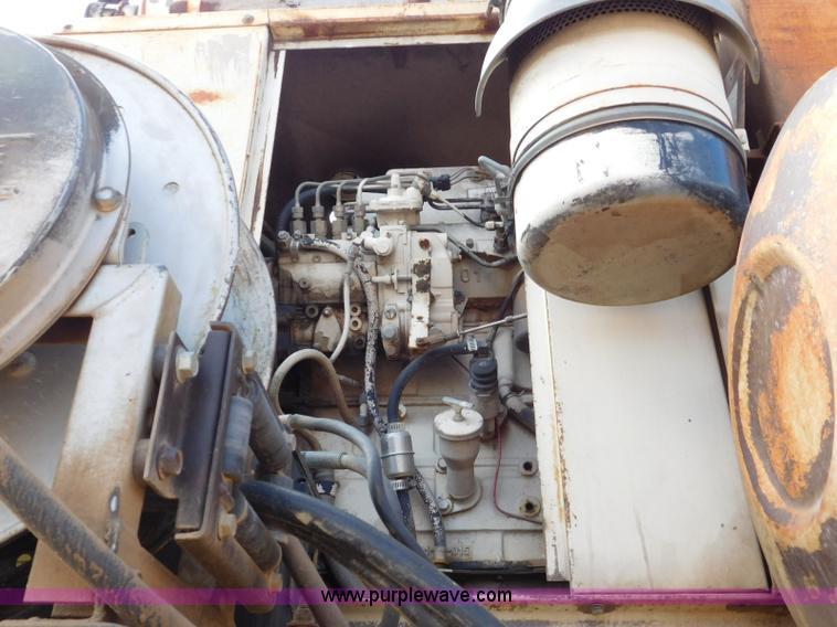 image for item L5929 1998 Ford LT8501 Louisville 101 pressure digger truck