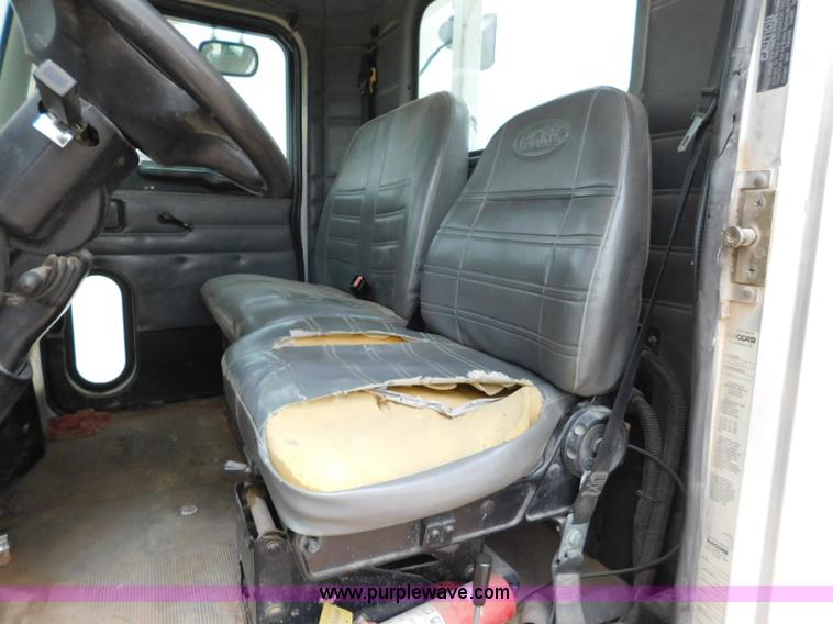 image for item L5932 2001 Peterbilt 330 digger derrick truck