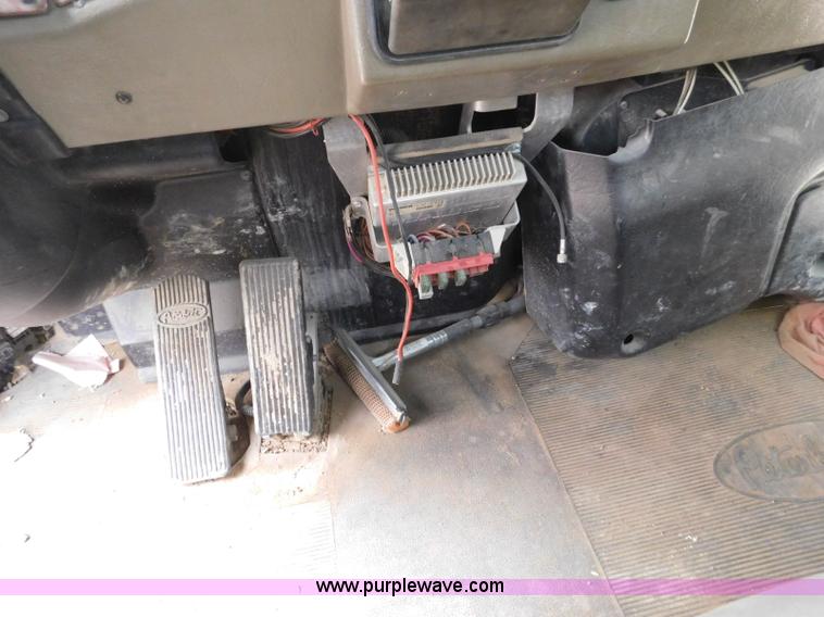 image for item L5932 2001 Peterbilt 330 digger derrick truck