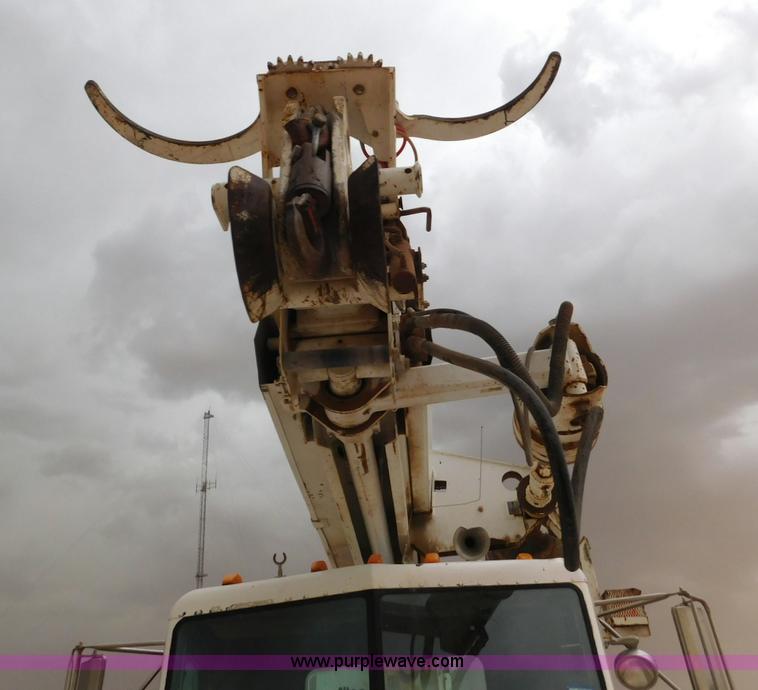 image for item L5932 2001 Peterbilt 330 digger derrick truck