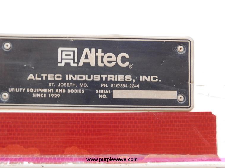 image for item L5932 2001 Peterbilt 330 digger derrick truck