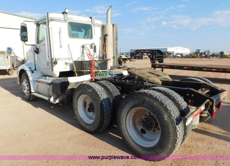 image for item L5935 2007 International 9400i semi truck