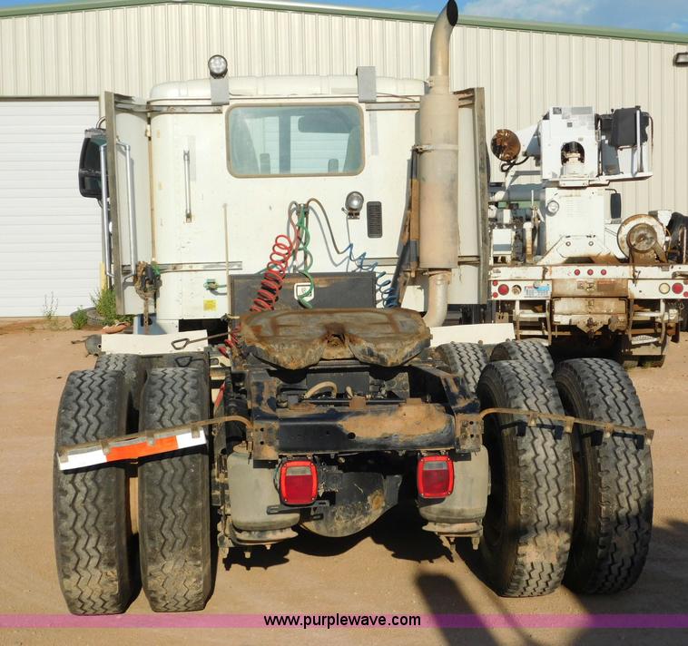 image for item L5935 2007 International 9400i semi truck