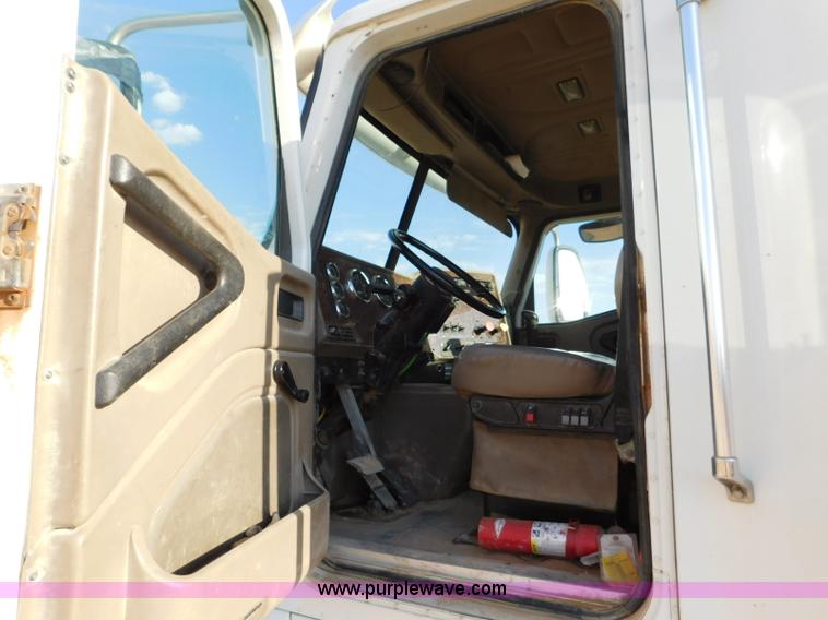 image for item L5935 2007 International 9400i semi truck