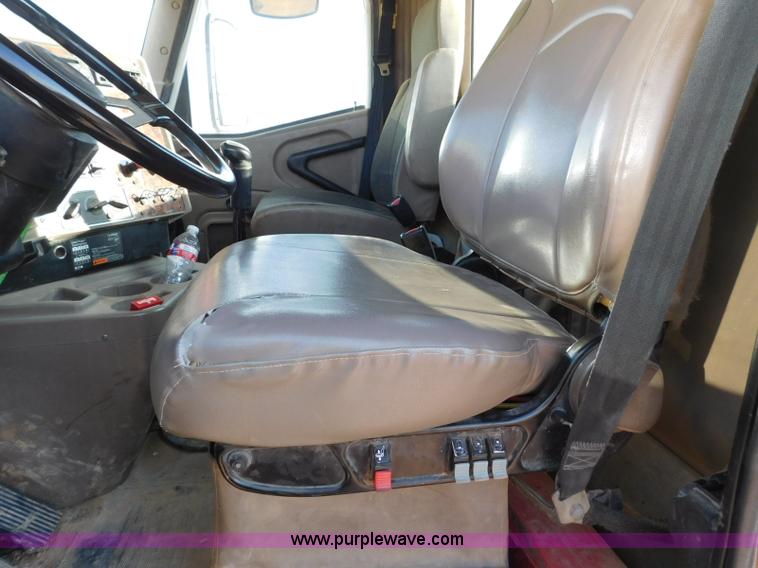 image for item L5935 2007 International 9400i semi truck