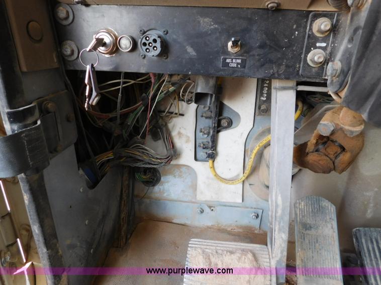 image for item L5935 2007 International 9400i semi truck