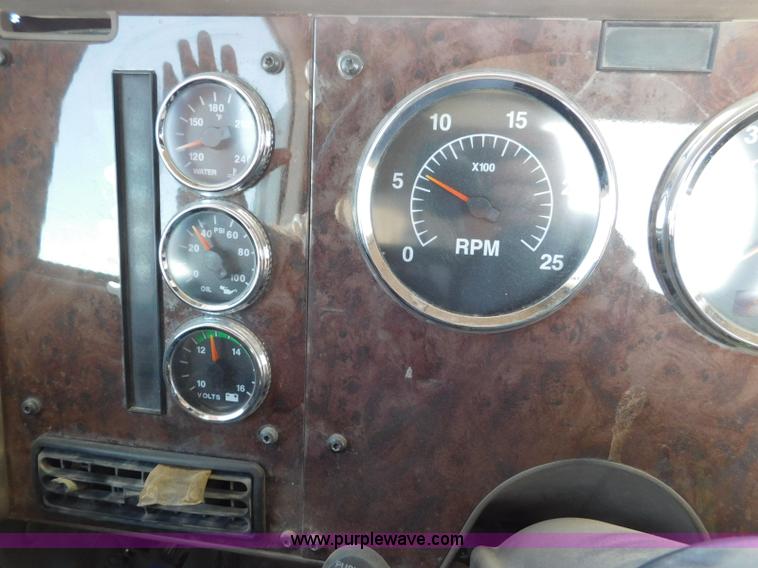 image for item L5935 2007 International 9400i semi truck