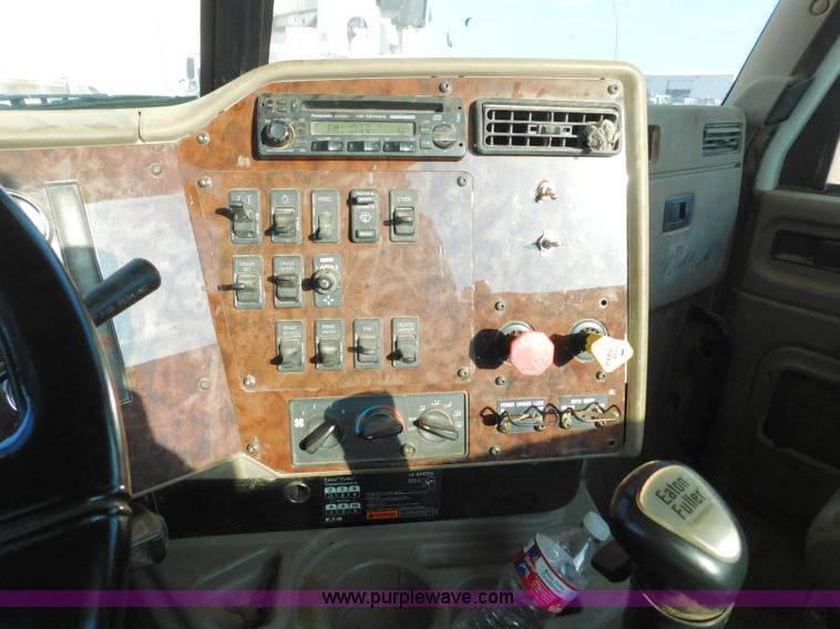 image for item L5935 2007 International 9400i semi truck