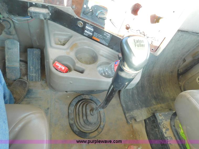 image for item L5935 2007 International 9400i semi truck