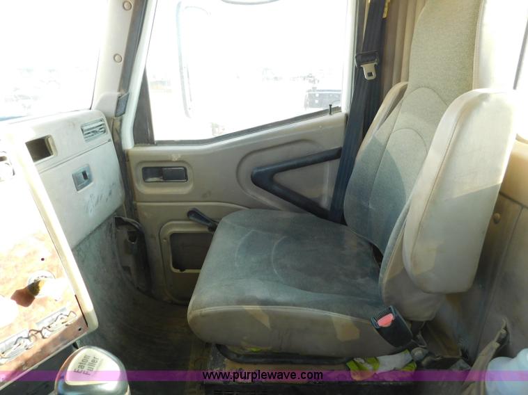 image for item L5935 2007 International 9400i semi truck