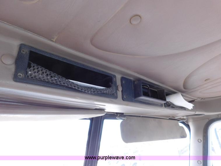 image for item L5935 2007 International 9400i semi truck