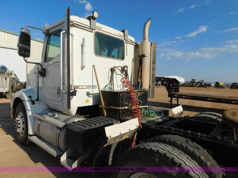 image for item L5935 2007 International 9400i semi truck