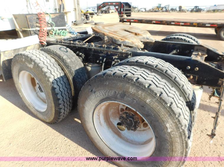 image for item L5935 2007 International 9400i semi truck