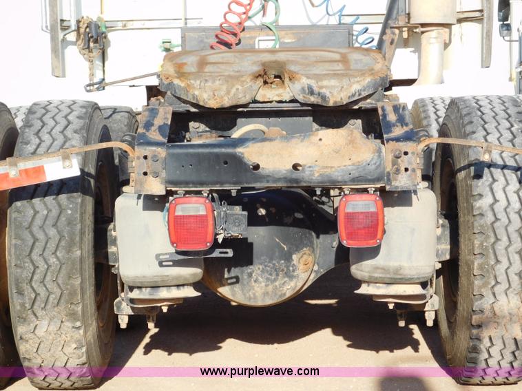 image for item L5935 2007 International 9400i semi truck