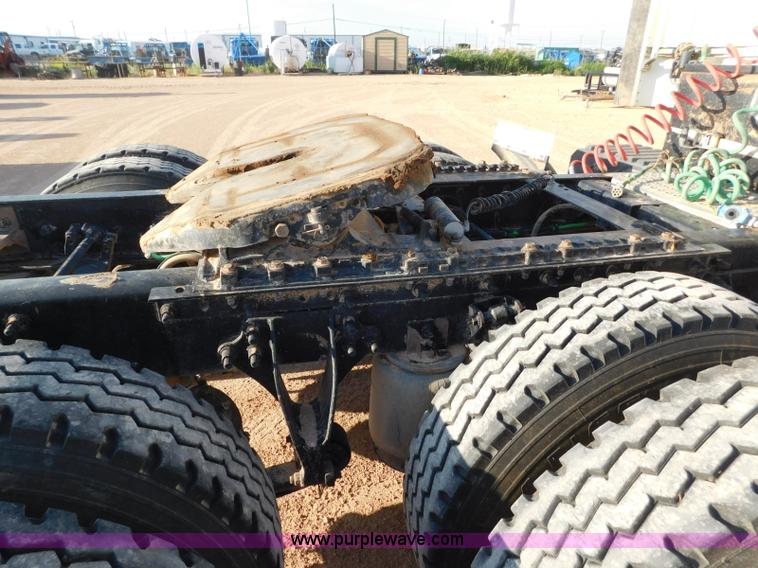 image for item L5935 2007 International 9400i semi truck